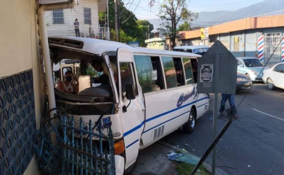 El accidente vial ocurrió exactamente entre dos autobuses en la 8 avenida y 14 calle del referido barrio.