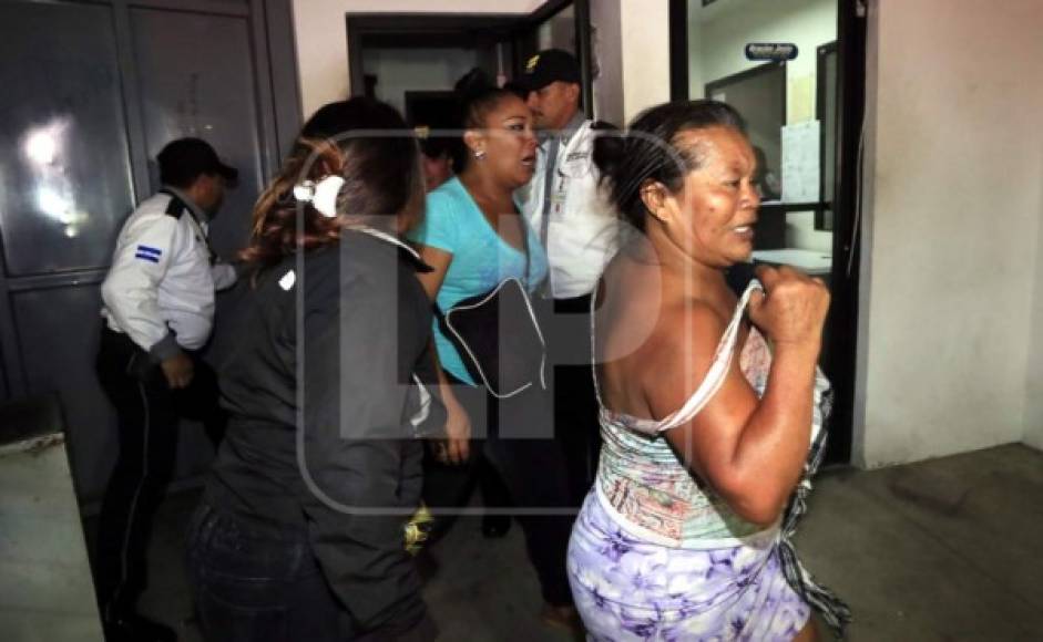 Muchas madres hasta se enfrentaron con los guardias de seguridad para poder entrar al hospital.