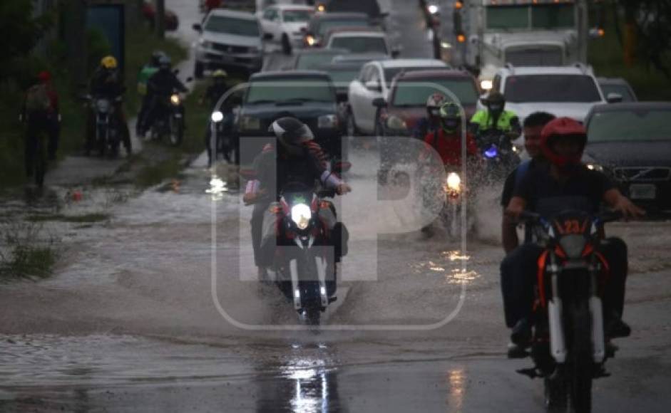 La lluvia cayó de sorpresa; los motociclistas se mojaron porque no portaban sus capotes.