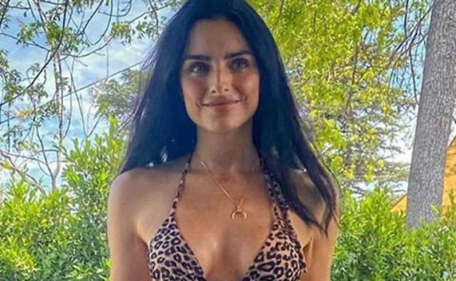 La bella actriz mexicana celebró que el calor llegará a su ciudad de residencia en Los Ángeles (EEUU) luciendo su traje de baño.