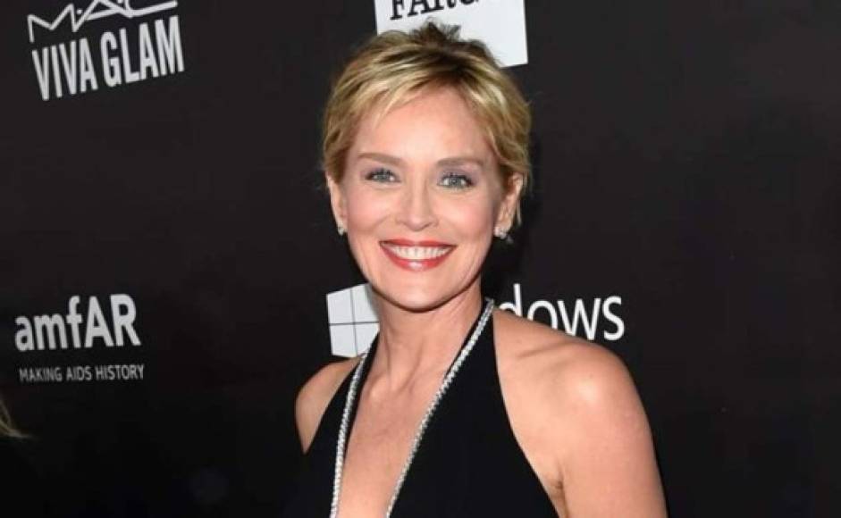 Sharon Stone desató furor en las redes sociales al colgar una imagen suya posando con un bikini.