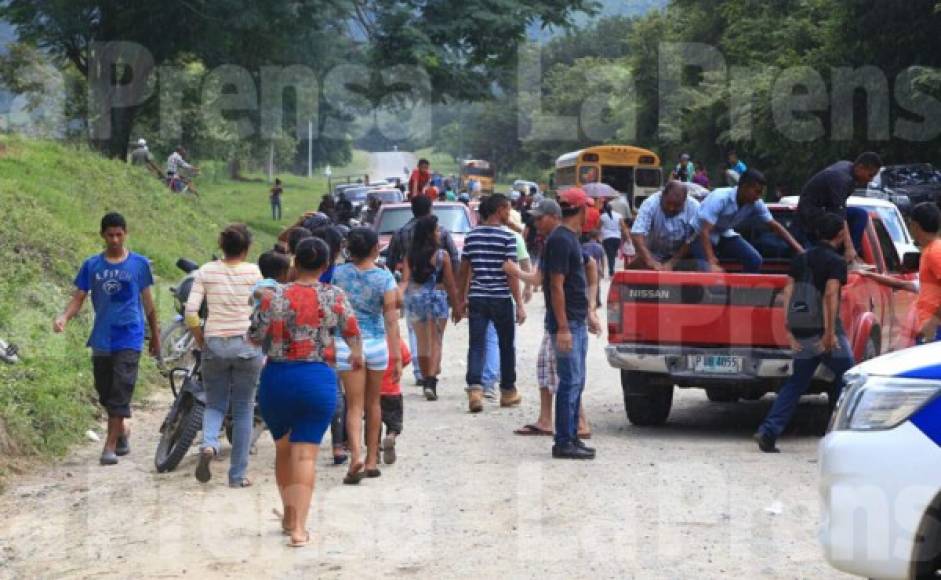 También cinco bomberos heridos fueron trasladados al hospital Manuel de Jesús Subirana en el departamento de Yoro.