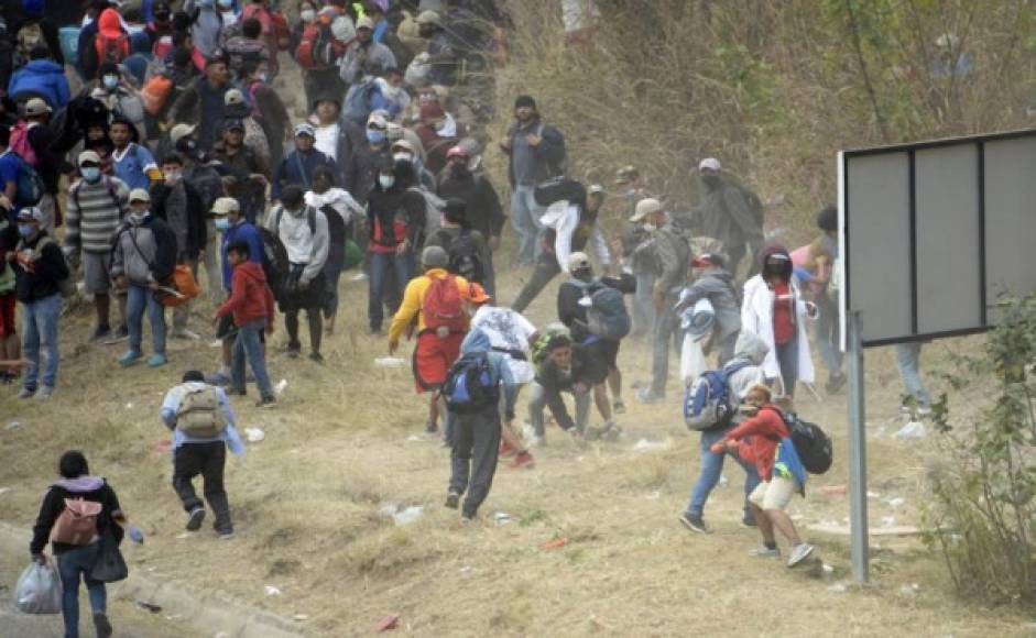 Al menos 9,000 hondureños han entrado a Guatemala sin cumplir con los protocolos migratorios y de sanidad, en su búsqueda por llegar a Estados Unidos. Foto AFP