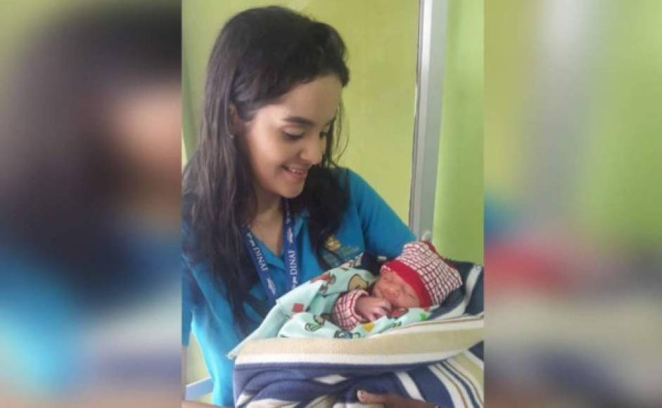 Un bebé de aproximadamente tres días de nacido fue abandonado este viernes por su madre, informaron autoridades hondureñas. El bebito fue encontrado sobre un mesón utilizado para colocar verduras en el área comercial de la terminal de buses de Santa Rosa de Copán.