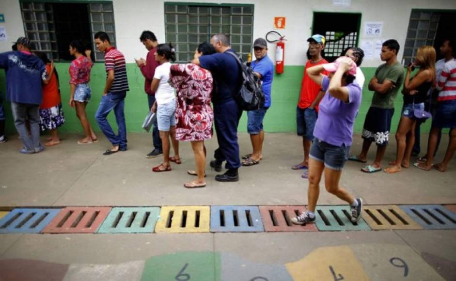 Un grupo de personas forma una fila en la favela Estructural, durante la segunda vuelta.