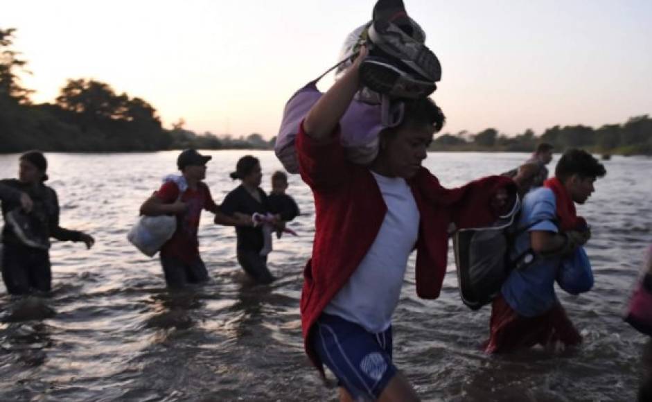 Los migrantes lograron entrar en el territorio mexicano al amanecer, sin enfrentar resistencia alguna y tras cruzar el poco caudaloso río Suchiate, que separa el oeste de Guatemala del sur de México. En pocos minutos empezaron a caminar formando una columna por una carretera de Ciudad Hidalgo, en el estado mexicano de Chiapas (sur).