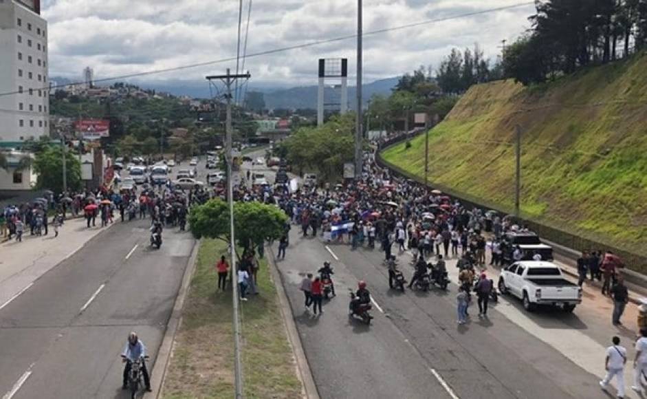 Protesta en el bulevar Suyapa de Tegucigalpa, capital de Honduras. Maestros y médicos se tomaron el bulevar Suyapa.