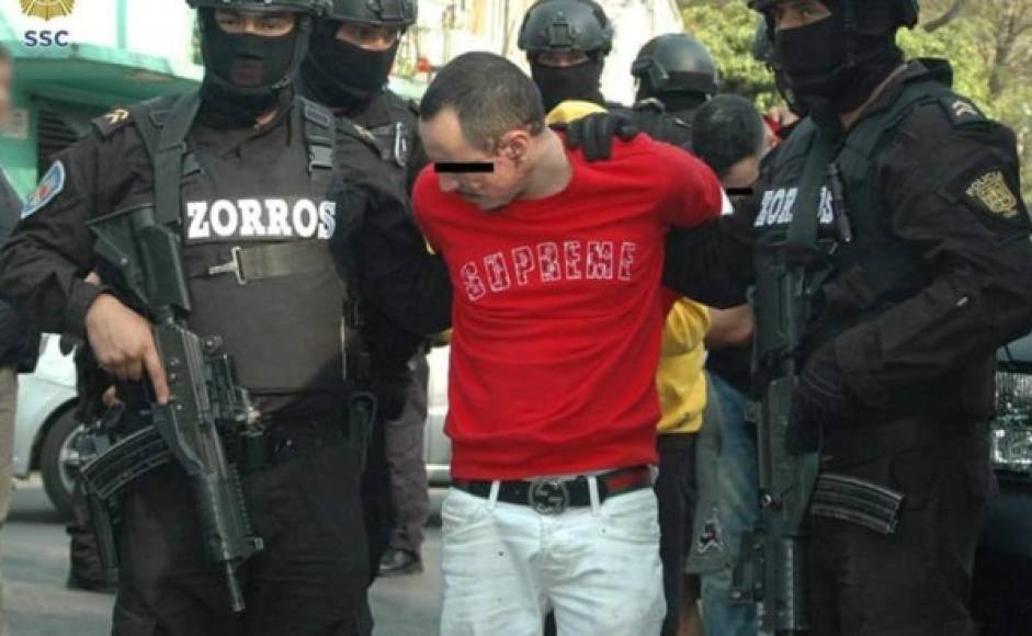 Capturan a narco con mujeres y poderosas armas en México