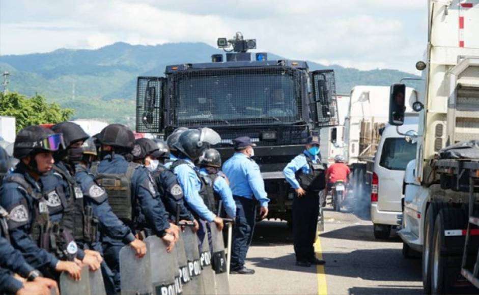 A raíz de las protestas de los transportistas en su segundo día consecutivo en el país, agentes se organizaron para disuadir las manifestaciones y habilitar el tráfico vehicular.