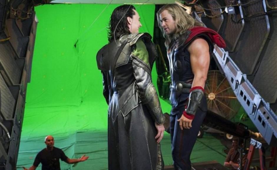 Tom Hiddleston y Chris Hemsworth conversando durante el rodaje de 'Avengers'.