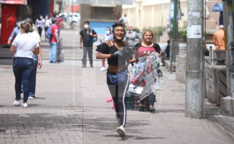 La historia de nunca acabar. Policías de la Alcaldía Municipal del Distrito Central desalojaron a varios vendedores ambulantes que ofrecen sus productos en la calle peatonal en el centro de Tegucigalpa.