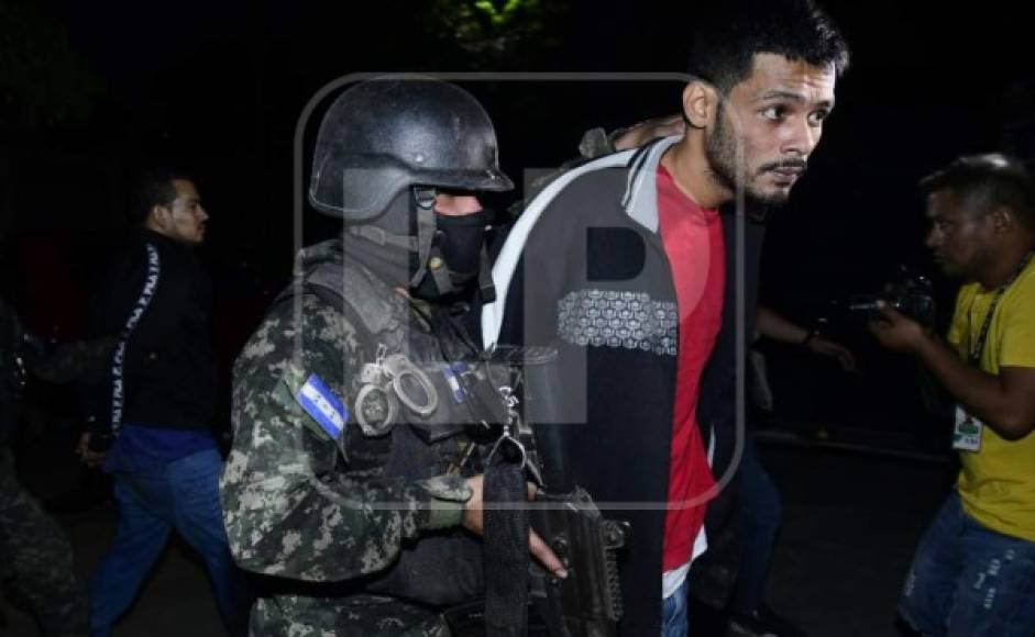 Los policías tuvieron que hacer disparos al aire para dispersar a las personas que impedían su salida.