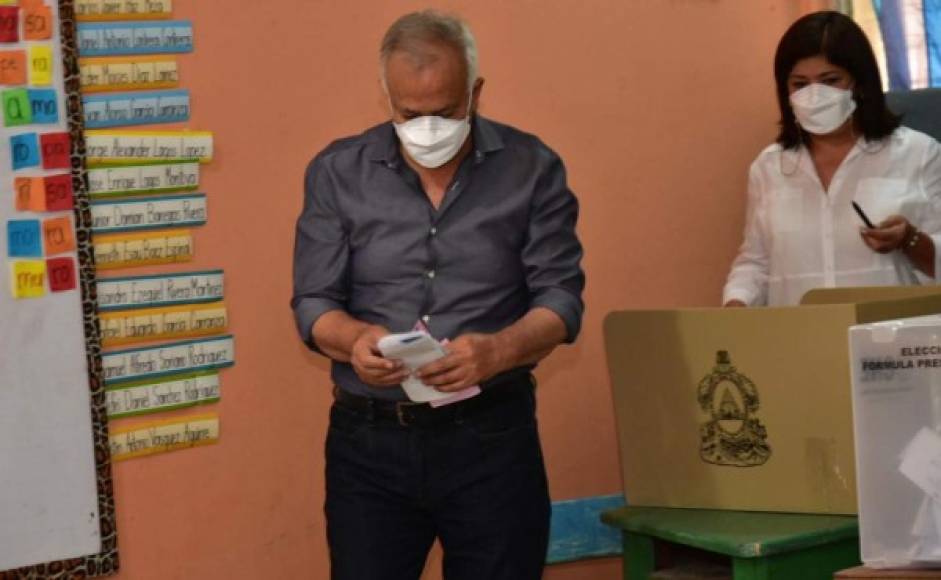 Mauricio Oliva ejerció su voto en horas tempranas de este domingo.