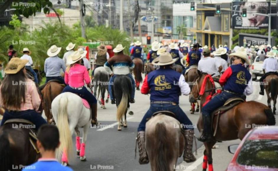 El desfile terminó en el Monumento a la Madre. El recorrido fue de más de 3 kilómetros por la ciudad.