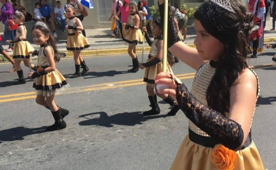 Las palillonas de las diferentes escuelas participantes llamaron la atención por su sincronización en el evento.