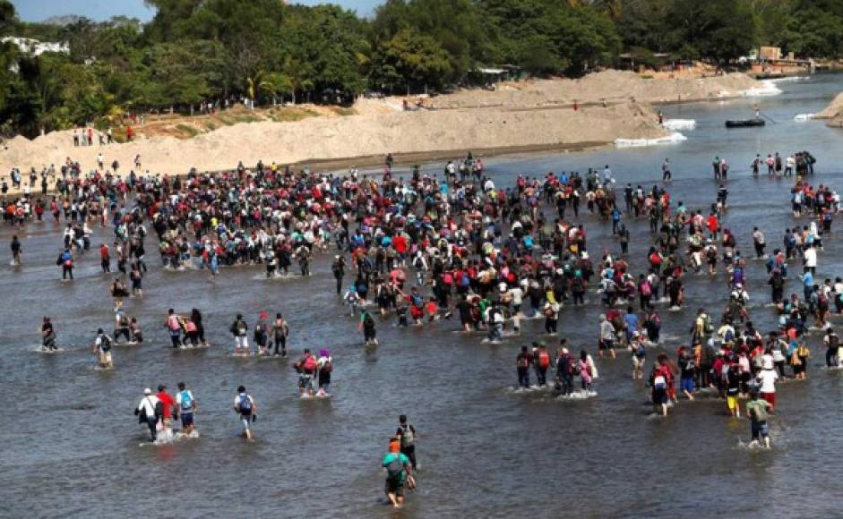 Cientos de migrantes centroamericanos que buscan llegar a Estados Unidos ingresaron a México desde Guatemala este jueves aprovechando la ausencia de fuerzas de seguridad en la frontera.