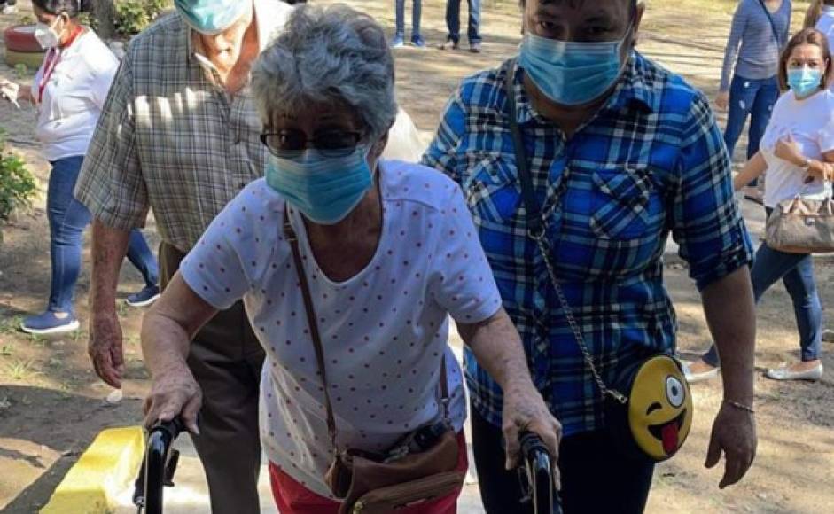 Hilda Hoffman de 83 llegó apoyada con su andador, pero ni eso la detuvo para ejercer el sufragio en la escuela Dionisio de Herrera de San Pedro Sula.