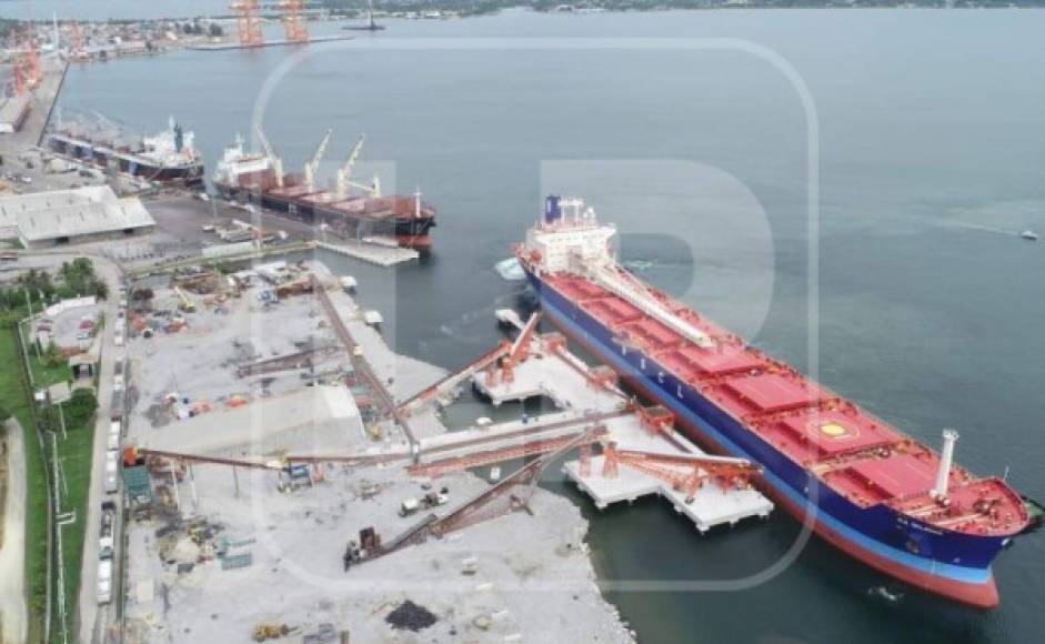 El buque llamado HA Sklenar, está registrado con el número Imo: 8007793, MMSI: 308397000 es Self Discharging Bulk Carrier. Actualmente navega bajo bandera de Bahamas. Se construyó en 1981.