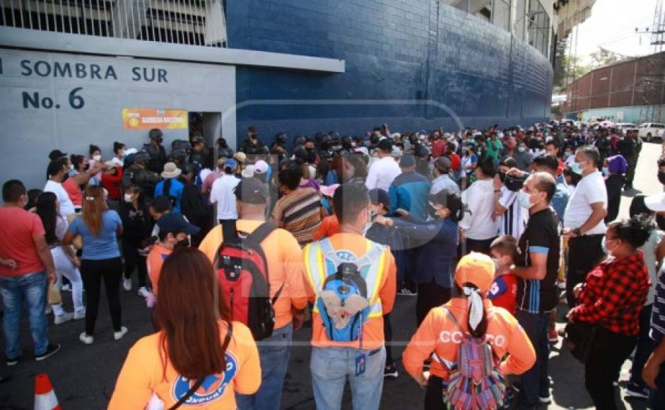 Personas alistándose para ingresar al estadio Nacional.