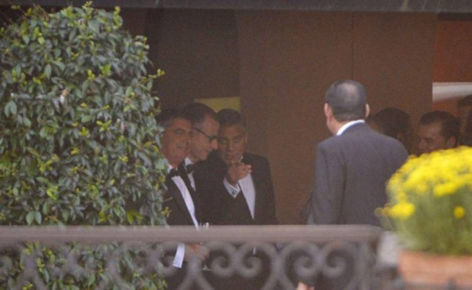 George Clooney señala a la cámara durante un cóctel en el hotel Cipriani de Venecia.
