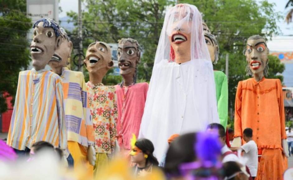 Las marionetas gigantes de Yuscarán participaron por segunda vez del Desfile de Carnaval de San Pedro Sula.