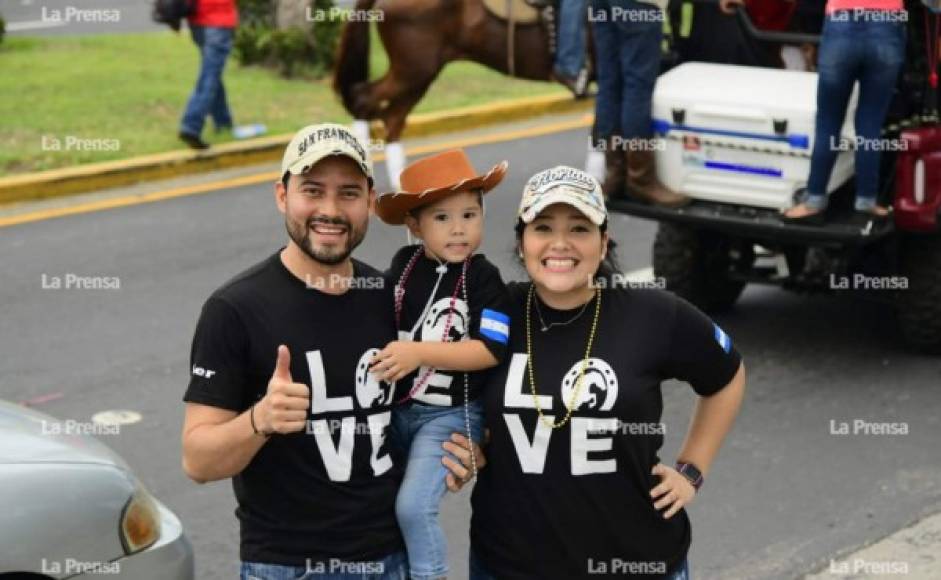 Las familias también disfrutaron del colorido desfile.