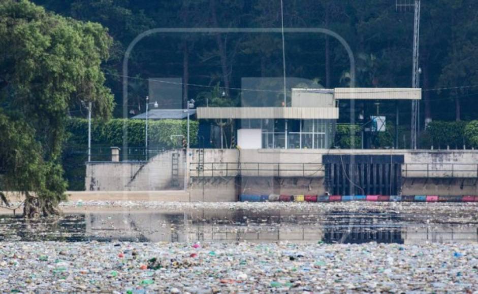 En Guatemala hay una represa hidroeléctrica por donde pasa la basura.