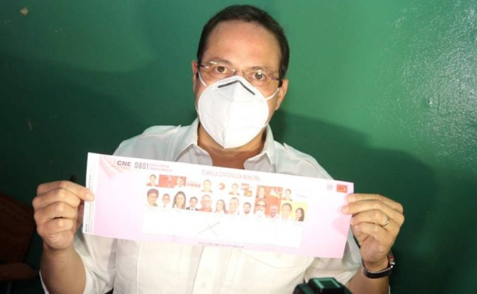 Carlos Eduardo Reina posando mientras ejercía su voto.