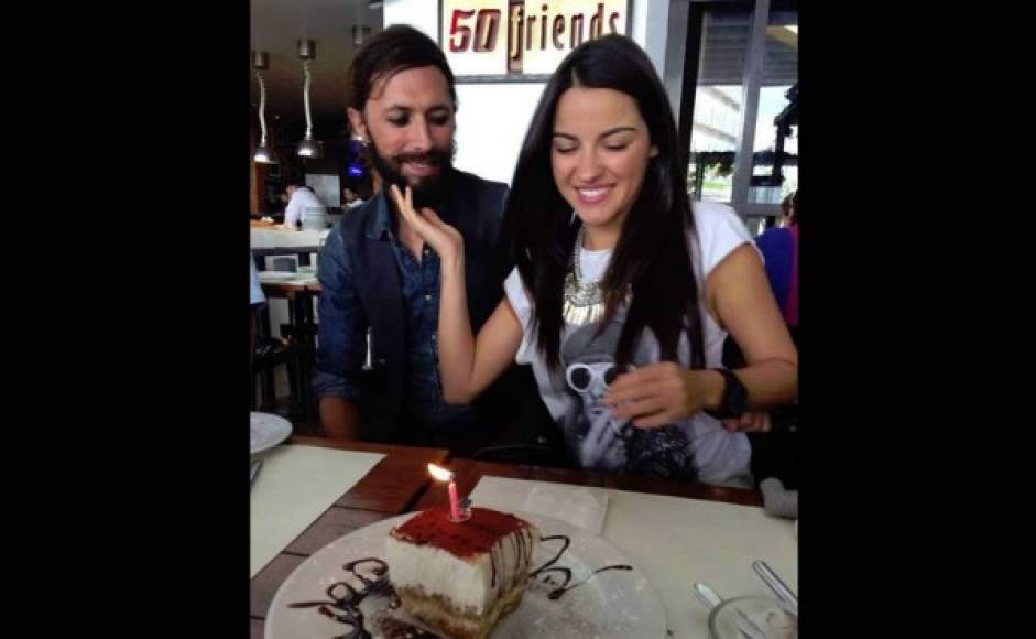 Incluso en su último cumpleaños pudimos ver más de cerca el anillo pues rodeaba la vela de su pastel.