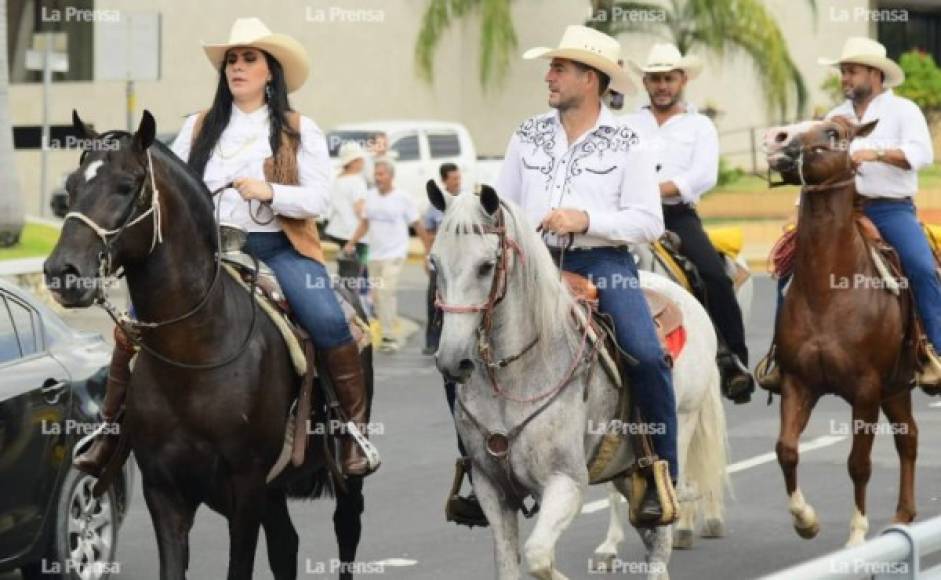 Los ganaderos salieron en familia por las principales avenidas de San Pedro Sula.
