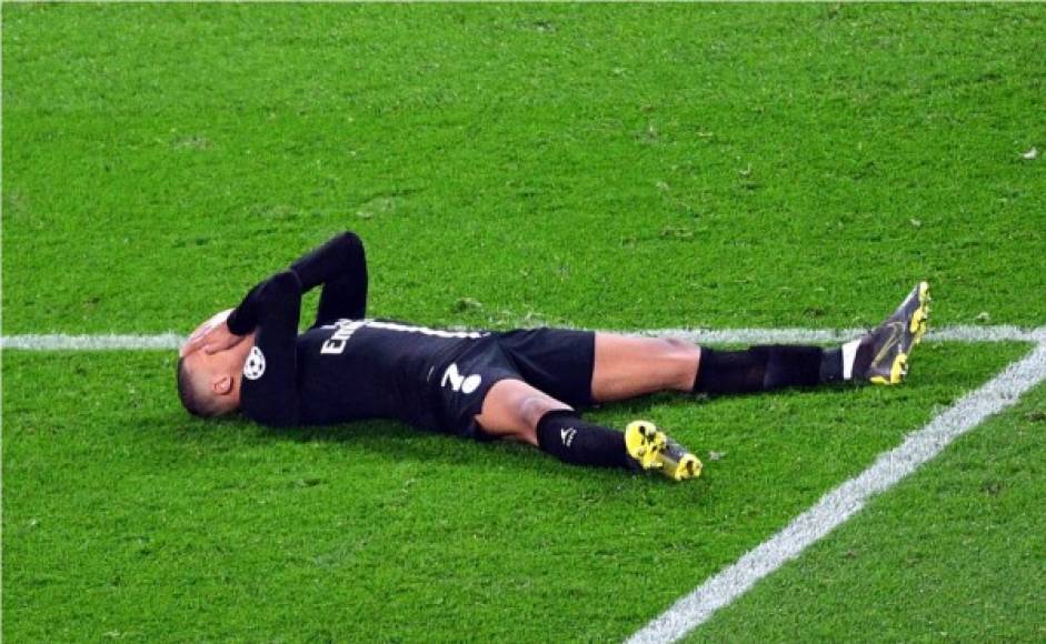 Kylian Mbappé tendido en el césped, imagen dolorosa del joven delantero francés del PSG.