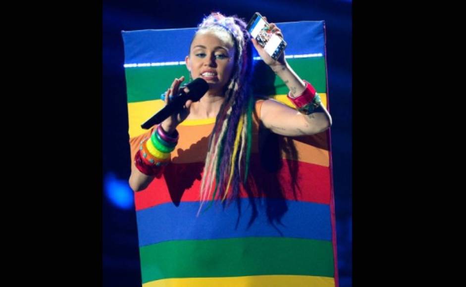 Miley Cyrus, de Agatha Ruiz de la Prada en los VMA 2015