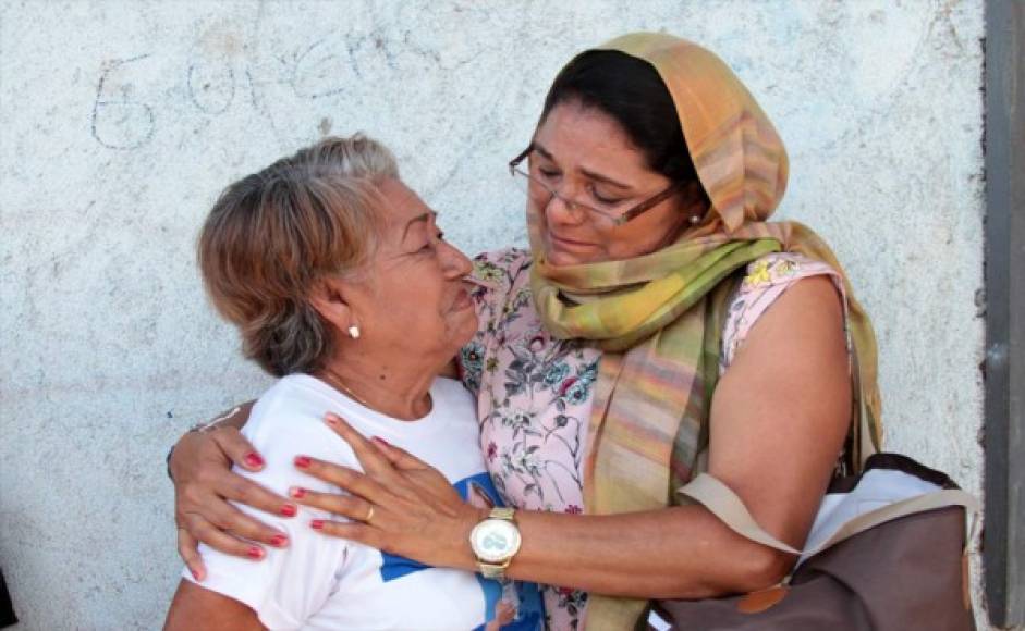 Imelda Espinoza abraza a Miriam del Socorro Matus, una activista antigubernamental mejor conocida como Doña Coquito, antes de enterarse de que su hijo era parte de un grupo de presos liberados de la prisión de máxima seguridad de La Modelo.