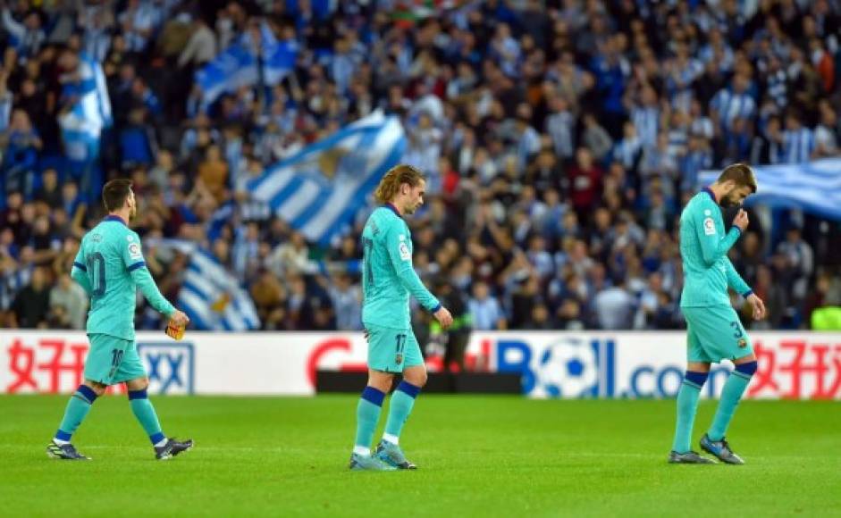 Así se fueron Messi, Griezmann y Piqué de Anoeta al final del partido.