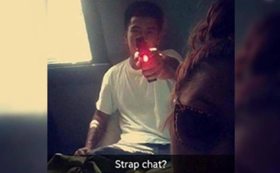 Una madre hispana fue encontrada sin vida luego de postear una selfie en Snapchat que muestra a su novio apuntándole en la cabeza con una pistola. El hombre habría disparado el arma accidentalmente. La policía lo apresó.