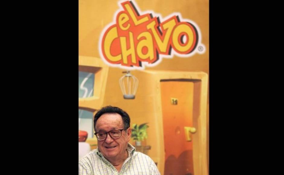 Posa el comediante y escritor Roberto Gómez Bolaños durante presentación de la serie animada 'El Chavo', en Chapultec ,Roberto Gómez Bolaños, comediante y escritor.