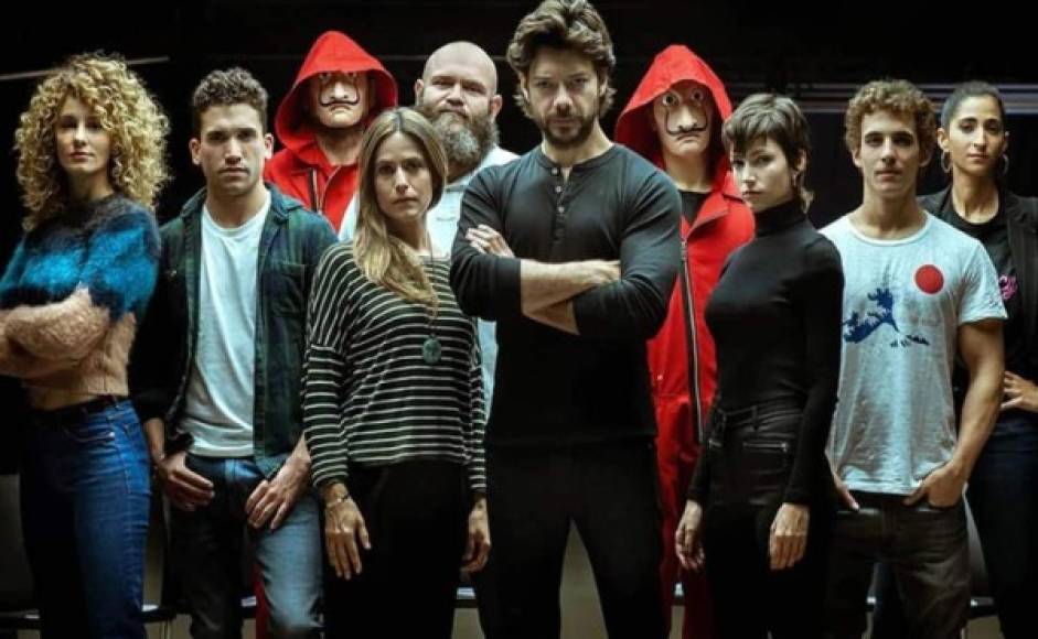 Ante el coronavirus, Netflix no bajará la guardia y te presentará estos estrenos para hacer de abril un mes más llevadero.<br/><br/>En la cuarta temporada de 'La Casa de Papel', más de una vida corre peligro. El plan del Profesor comienza a desmoronarse, y los ladrones se enfrentan a enemigos tanto dentro como fuera del Banco de España. <br/><br/>3 de abril<br/>La Casa de Papel, temporada 4