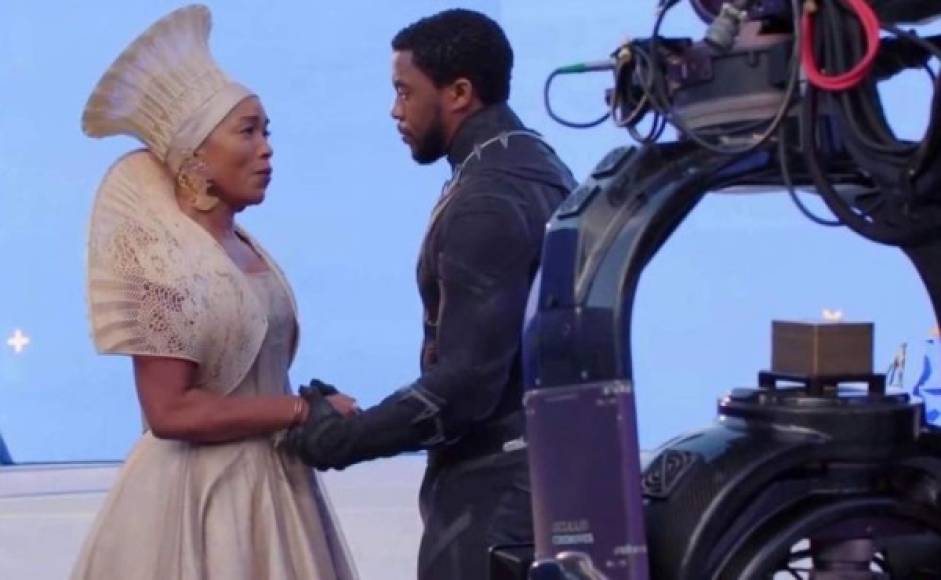 Angela Bassett y Chadwick Boseman en 'Black Panther' (2018). <br/>