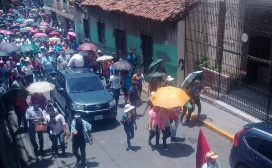 Los profesores y médicos llegando al barrio El Centro de Tegucigalpa, y protesta en los bajos del Congreso Nacional para pedir que se eliminen decretos que aseguran, privatizan los servicios de educación y salud pública.