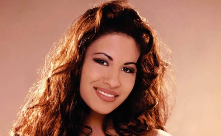 Selena murió luego de que Yolanda Saldivar, manager de su club de fans, acabara con la vida de Selena a balazos. De tan sólo 23 años, Selena murió en marzo de 1995 dejando un gran hueco en el mundo de la música.