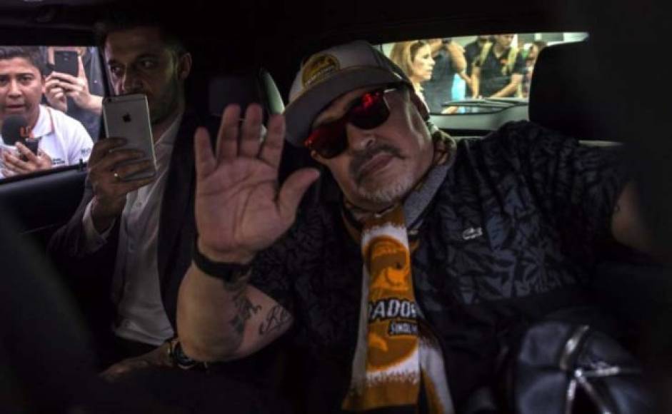 Argentine former football star Diego Armando Maradona upon arrival at the airport of Culiacan, Sinaloa State, Mexico, on September 8, 2018.<br/>Maradona is expected to be presented as new team coach of Mexican second-division club Dorados on September 10.<br/> / AFP PHOTO / PEDRO PARDO