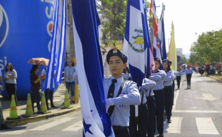 Estudiantes del instituto Juan Bosco portan las banderas de Honduras y Centroamérica.