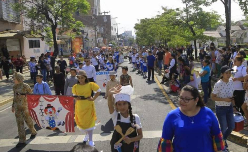 Miles de personas se apostaron en la primera calle de San Pedro Sula para disfrutar de los desfiles de las escuelas de la ciudad.