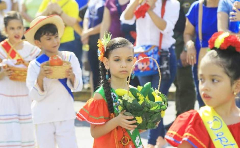 Las niñas de diversos centros educativos lucieron hermosos trajes típicos.