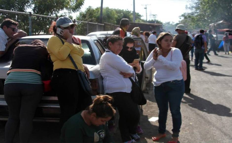 La gente espera afuera de la prisión de máxima seguridad de La Modelo en Tipitapa, cerca de Managua el 15 de marzo de 2019 para ver si sus familiares se encuentran entre un grupo de prisioneros que serán liberados en arresto domiciliario como parte de las conversaciones de paz entre el gobierno y la alianza de la oposición. Foto AFP.