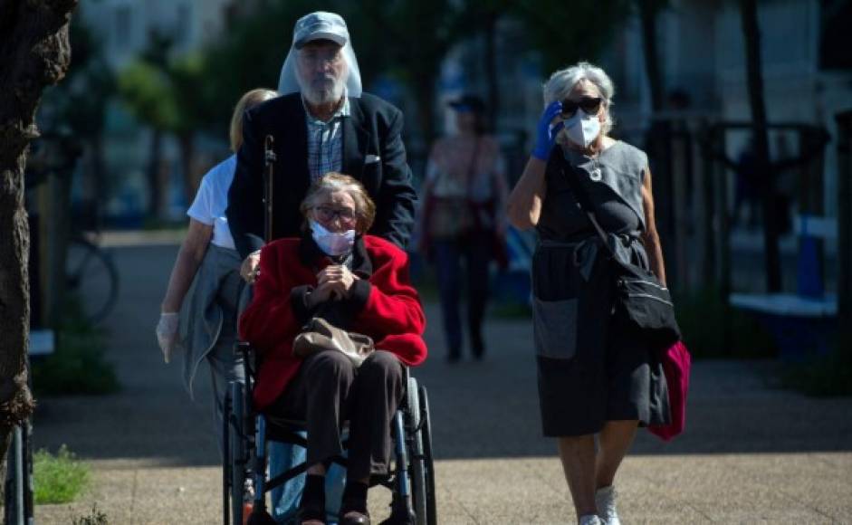 Adultos, los más expuestos al coronavirus, también salieron a las calles a dar un paseo.