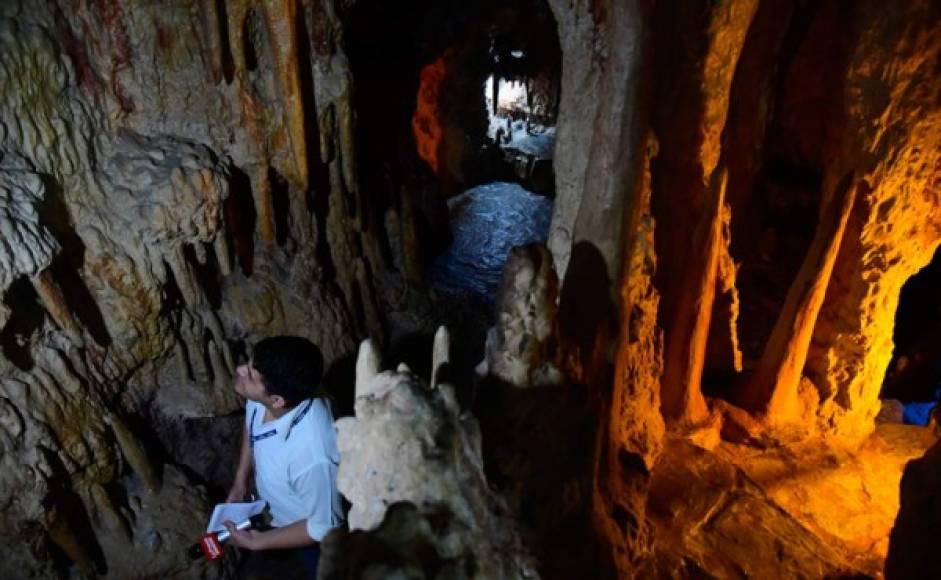 La tercera sala es de las más recientes y más espectaculares. Se trata de Las Cavernas. Esta sala permite vivir la experiencia de estar dentro de una cueva de este tipo con sus espacios angostos y oscuros.