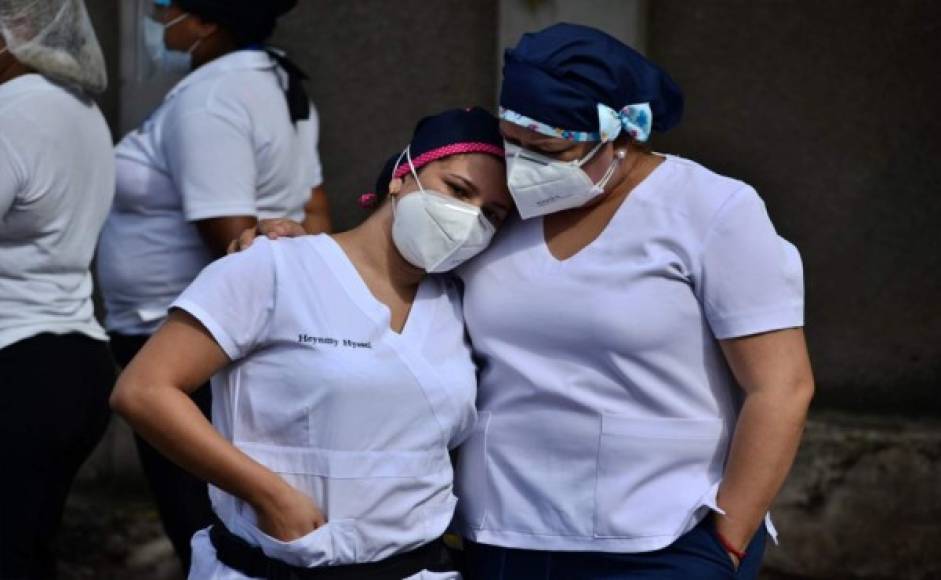 Personal sanitario llorando durante el funeral de enfermero. Foto AFP