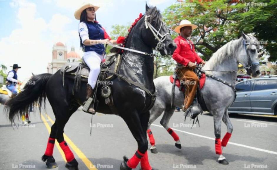 Hoy los ganaderos ofrecieron a los ciudadanos el desfile hípico con preciosos ejemplares peruanos, iberoamericanos y españoles.