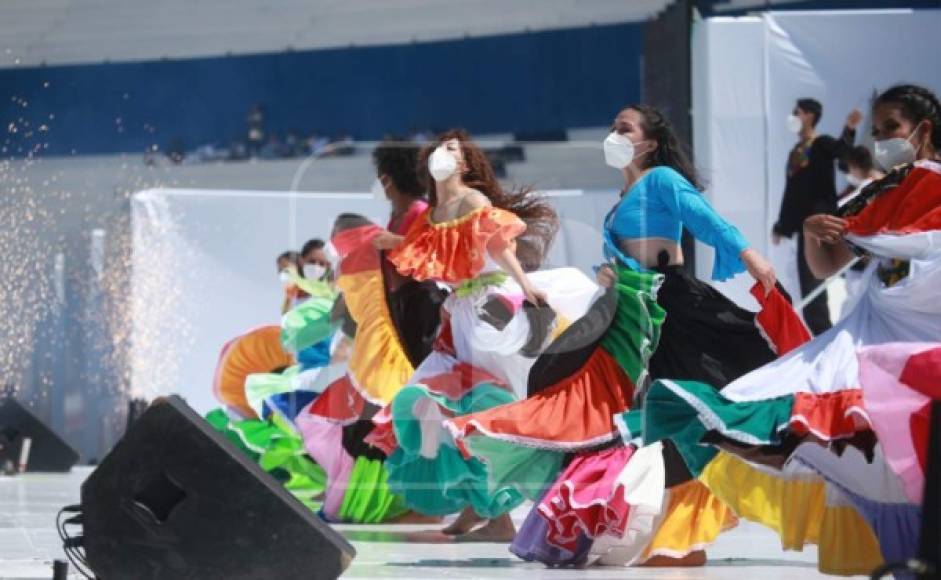 Hubo show de bailes para el público en el estadio.